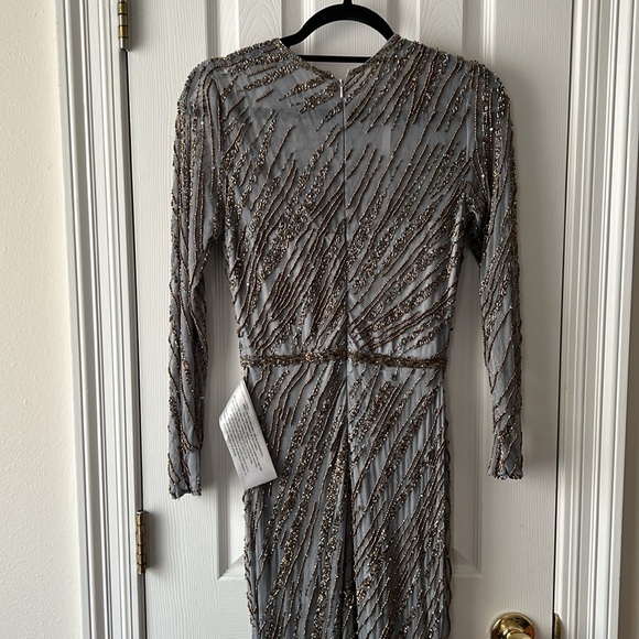 Mac Duggal Long Sleeve Beaded Column Gown in Platinum Size 4 - Picture 10 of 12